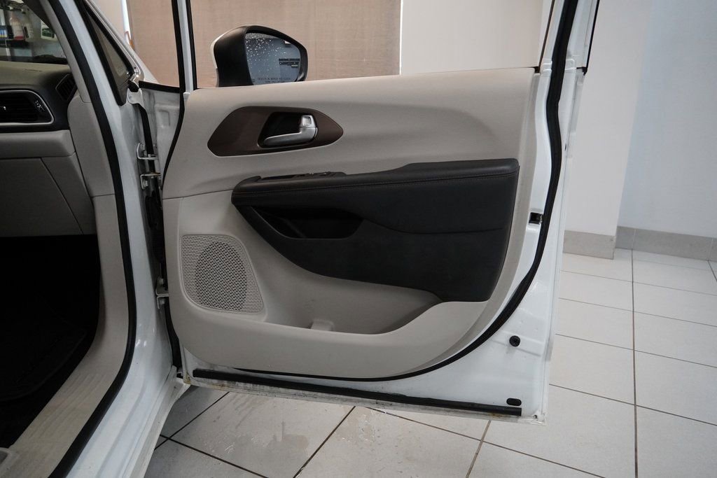 Used 2017 Chrysler Pacifica Touring Plus image 29