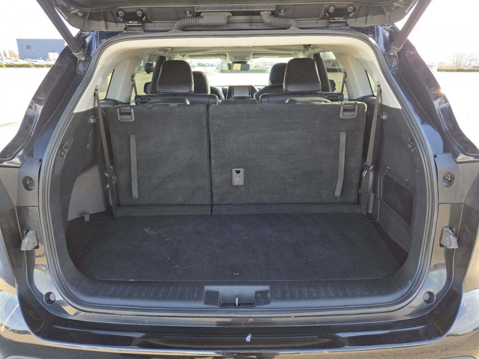 Used 2021 Toyota Highlander XLE image 19