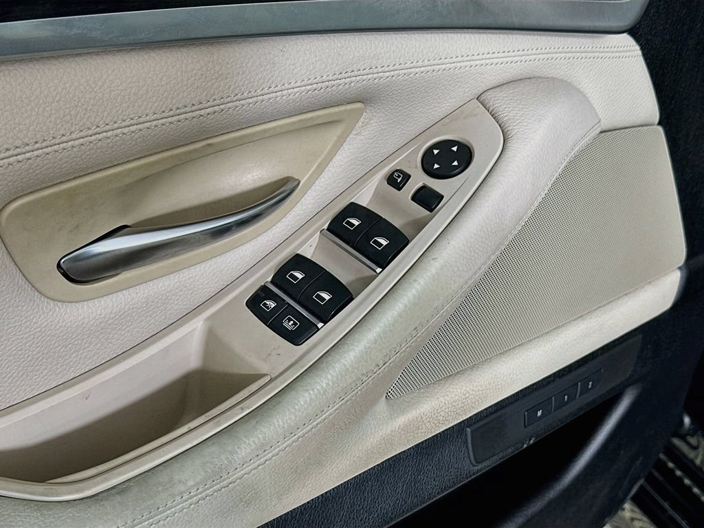 Used 2011 BMW 550i xDrive Sedan AWD/4WD image 21
