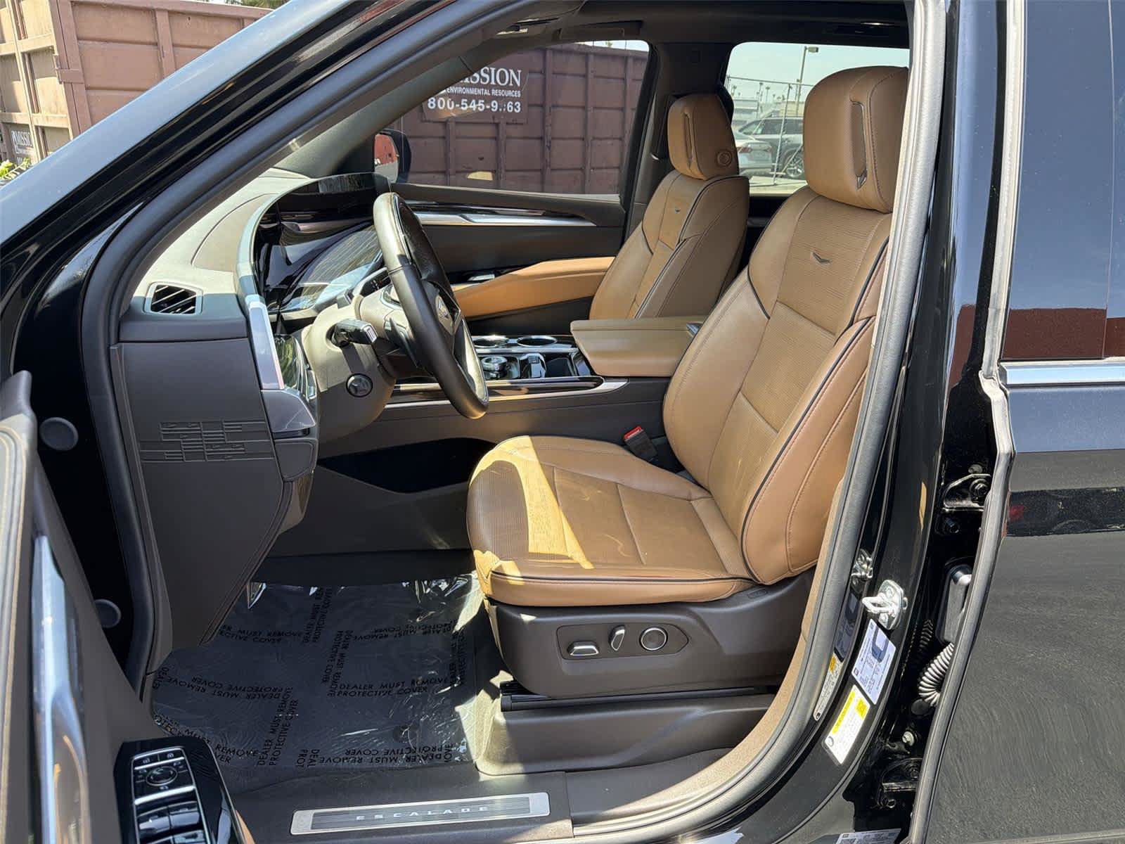 Used 2025 Cadillac Escalade Premium Luxury RWD image 12