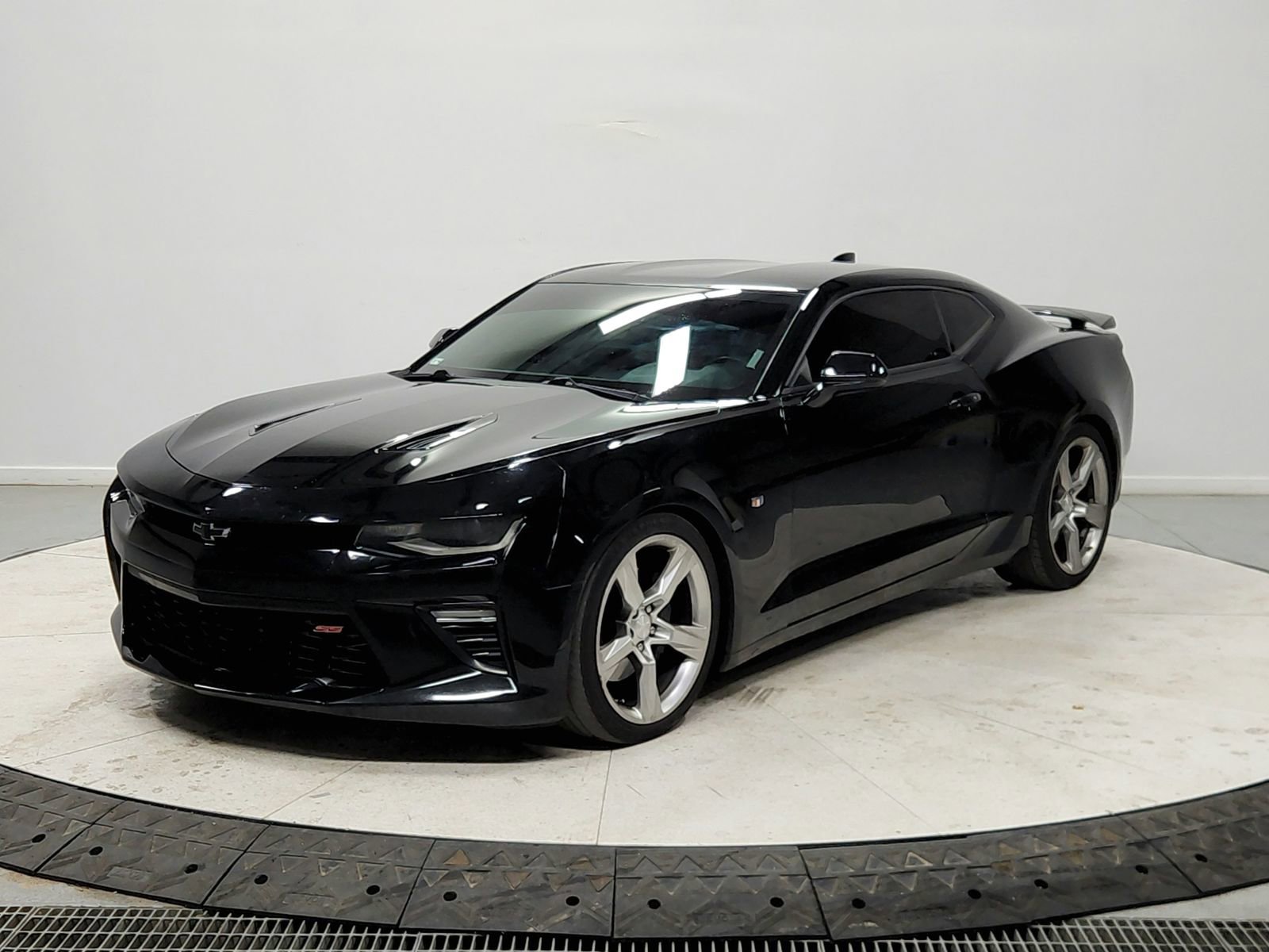 Used 2018 Chevrolet Camaro SS image 3