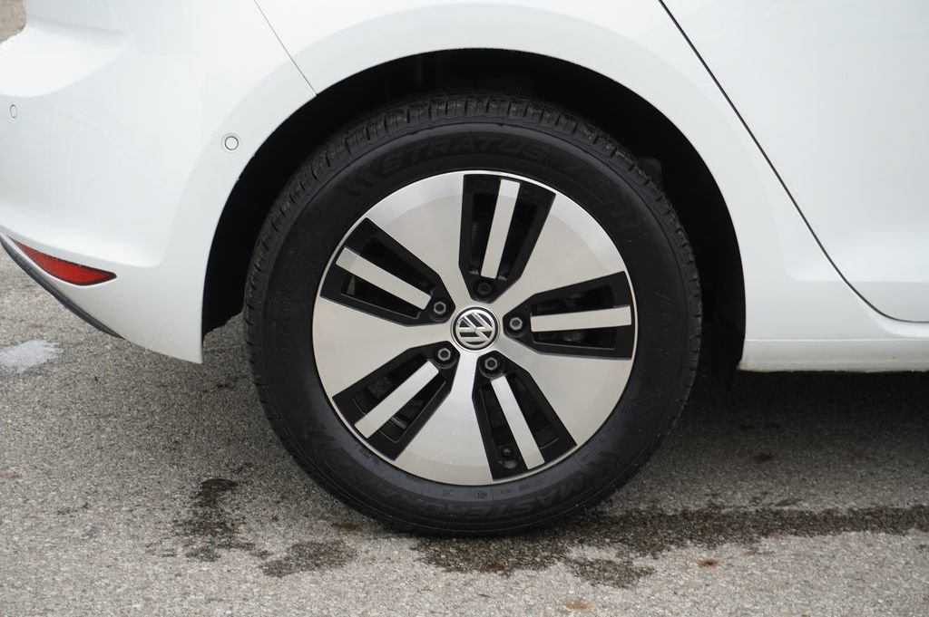 Used 2016 Volkswagen e-Golf SEL Premium w/ Driver Assistance Package FWD image 12