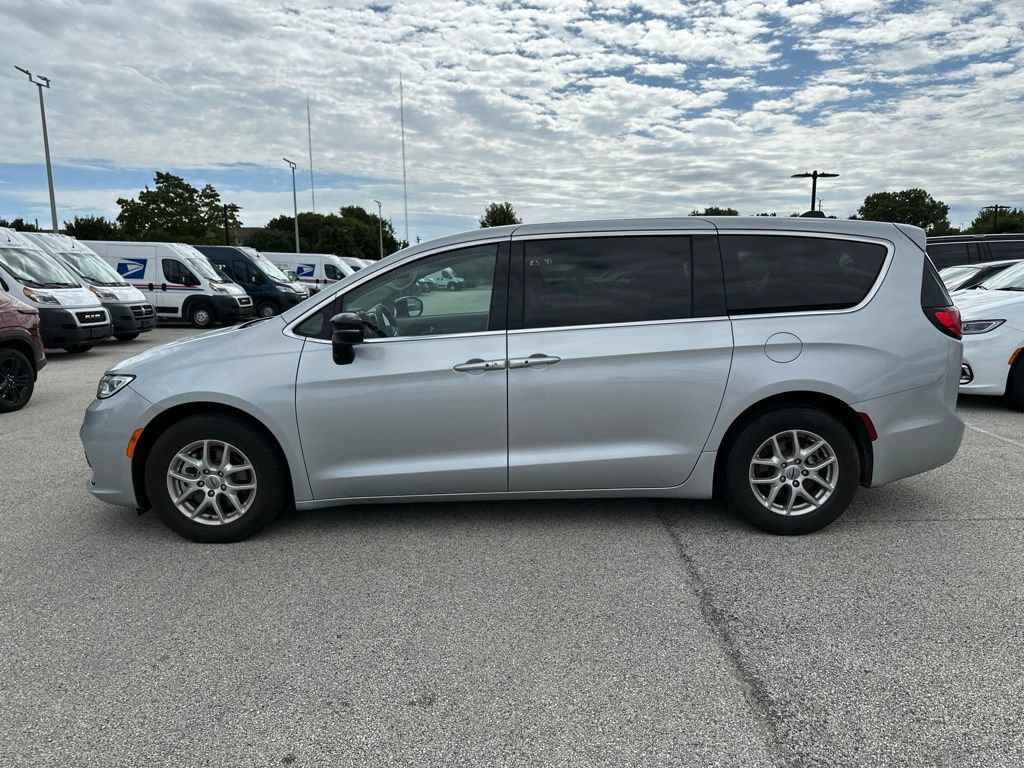 Used 2024 Chrysler Pacifica Touring-L FWD image 10