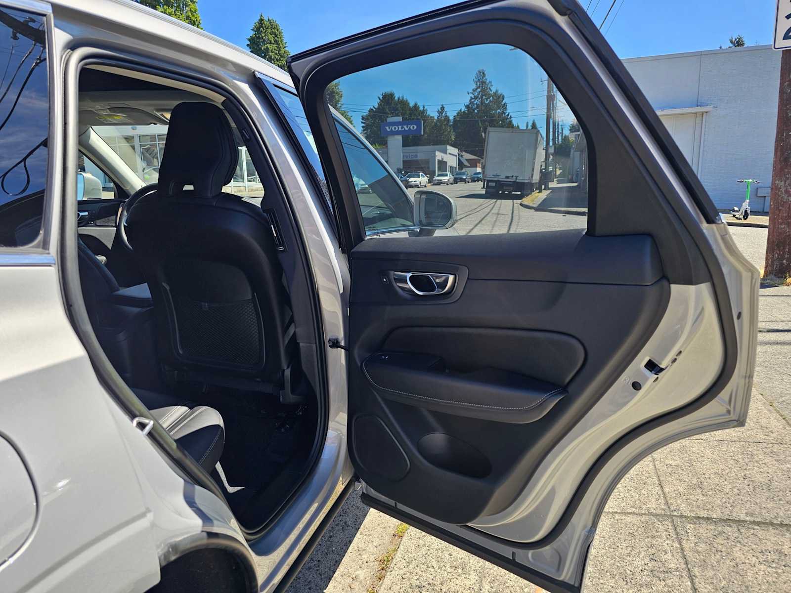 Used 2023 Volvo XC60 T8 Ultimate AWD/4WD image 13