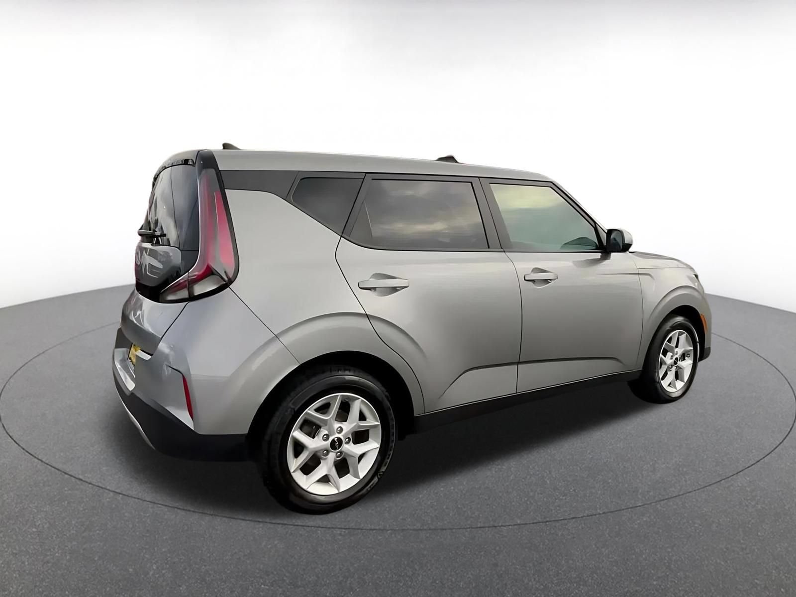 Used 2025 Kia Soul LX w/ LX Technology Package FWD image 13