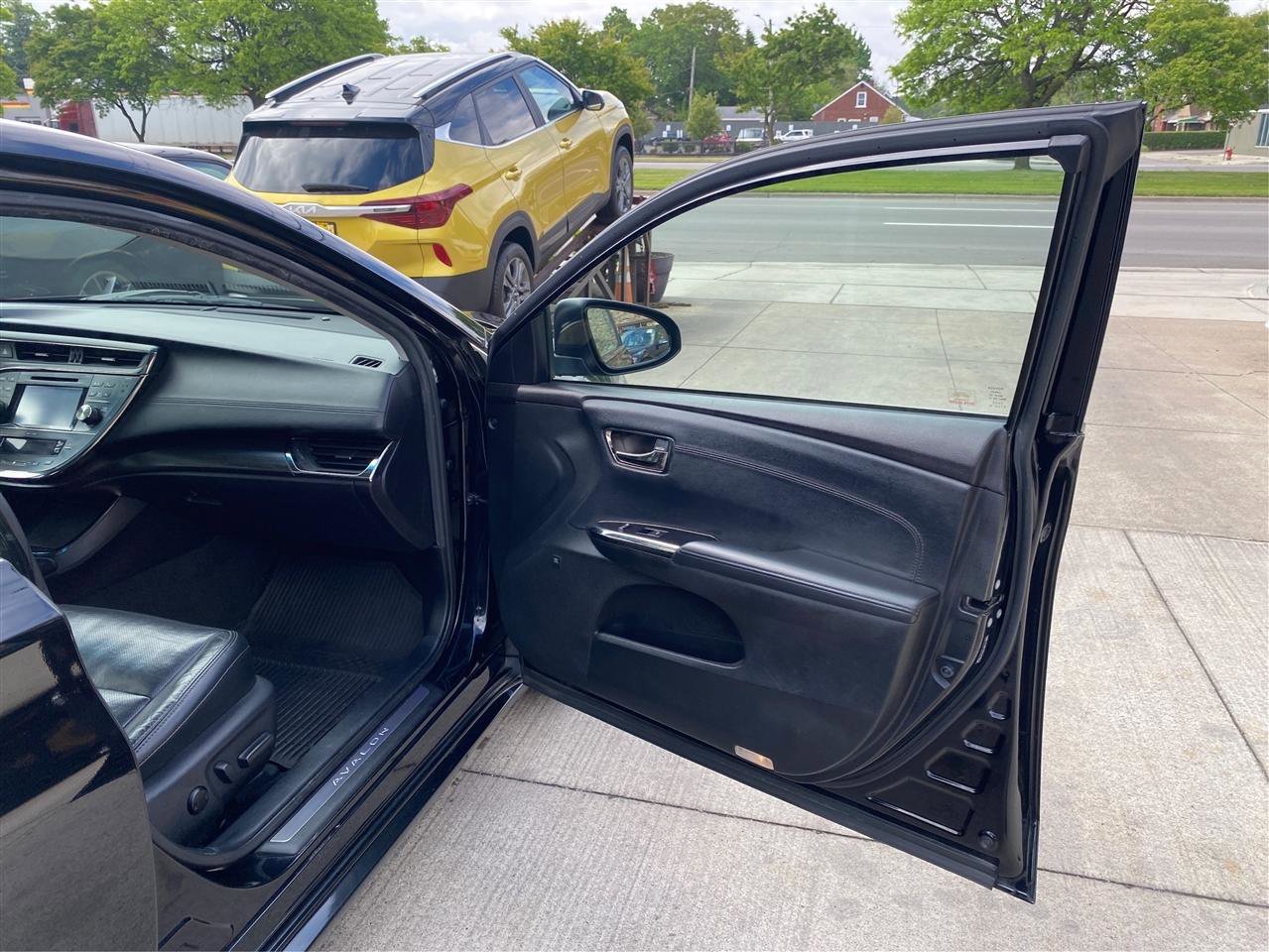 Used 2016 Toyota Avalon Limited image 32