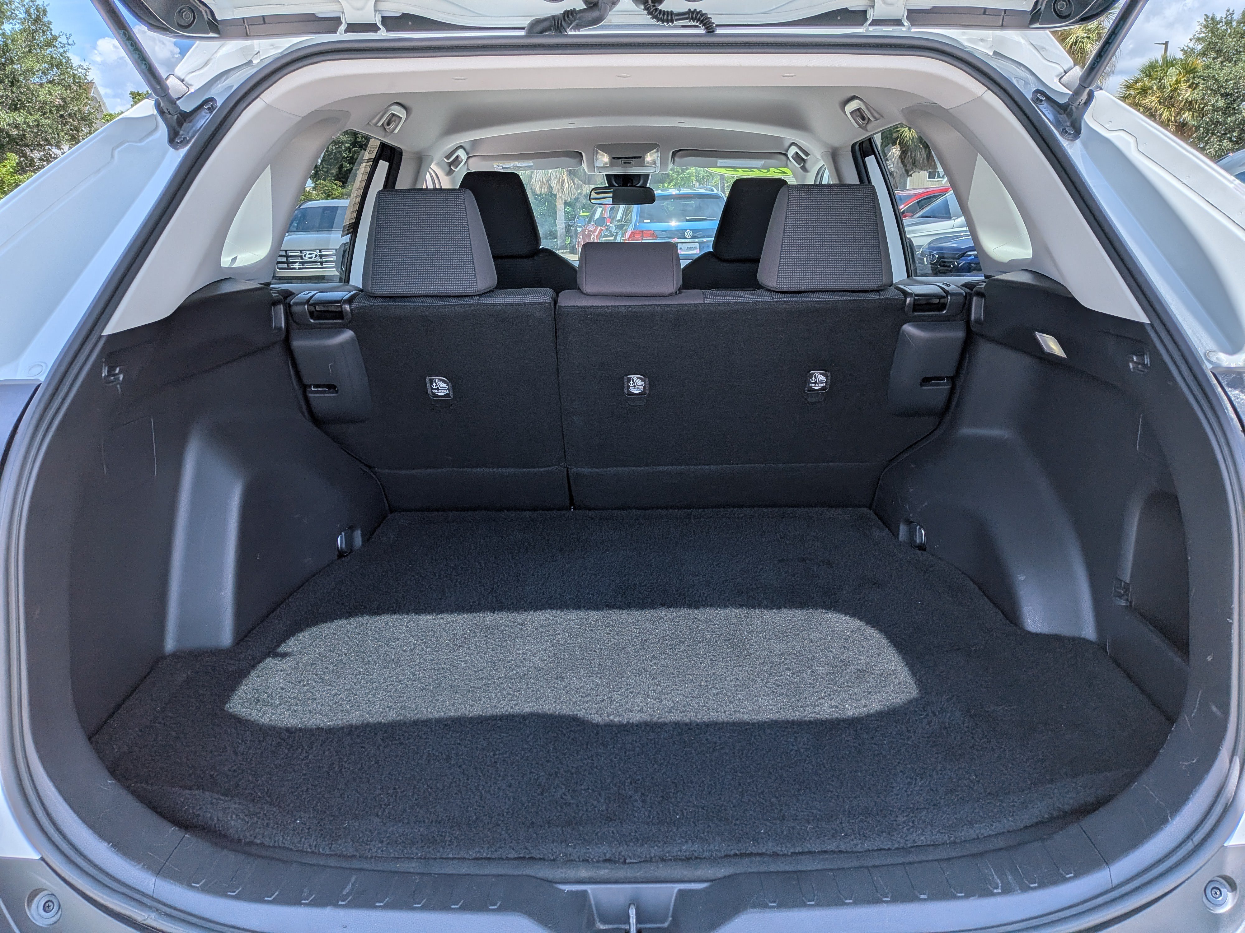 Used 2022 Toyota RAV4 LE FWD image 12