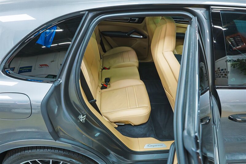 Used 2020 Porsche Cayenne Turbo AWD/4WD image 84