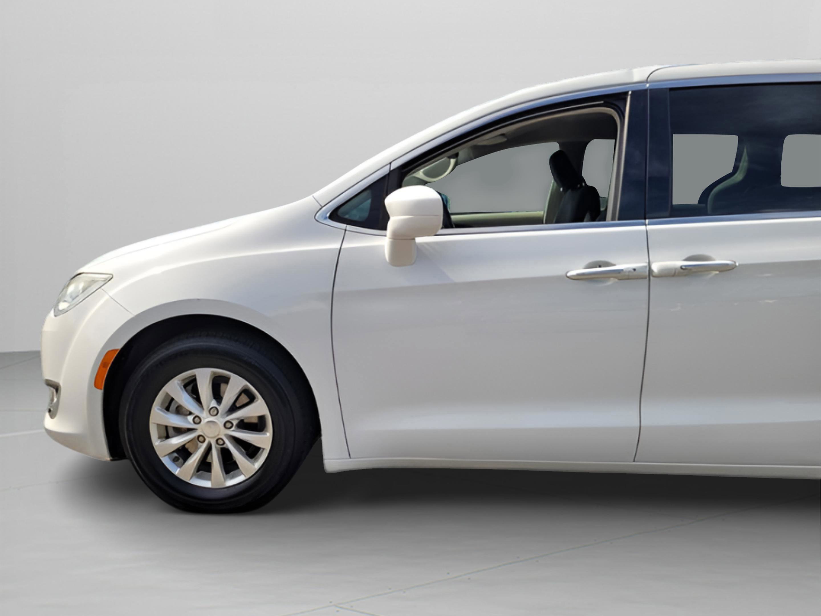 Used 2019 Chrysler Pacifica Touring Plus image 38