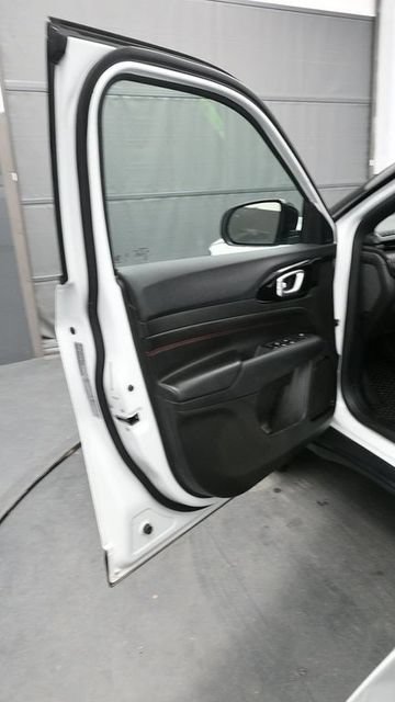 Used 2025 Jeep Compass Trailhawk AWD/4WD image 10