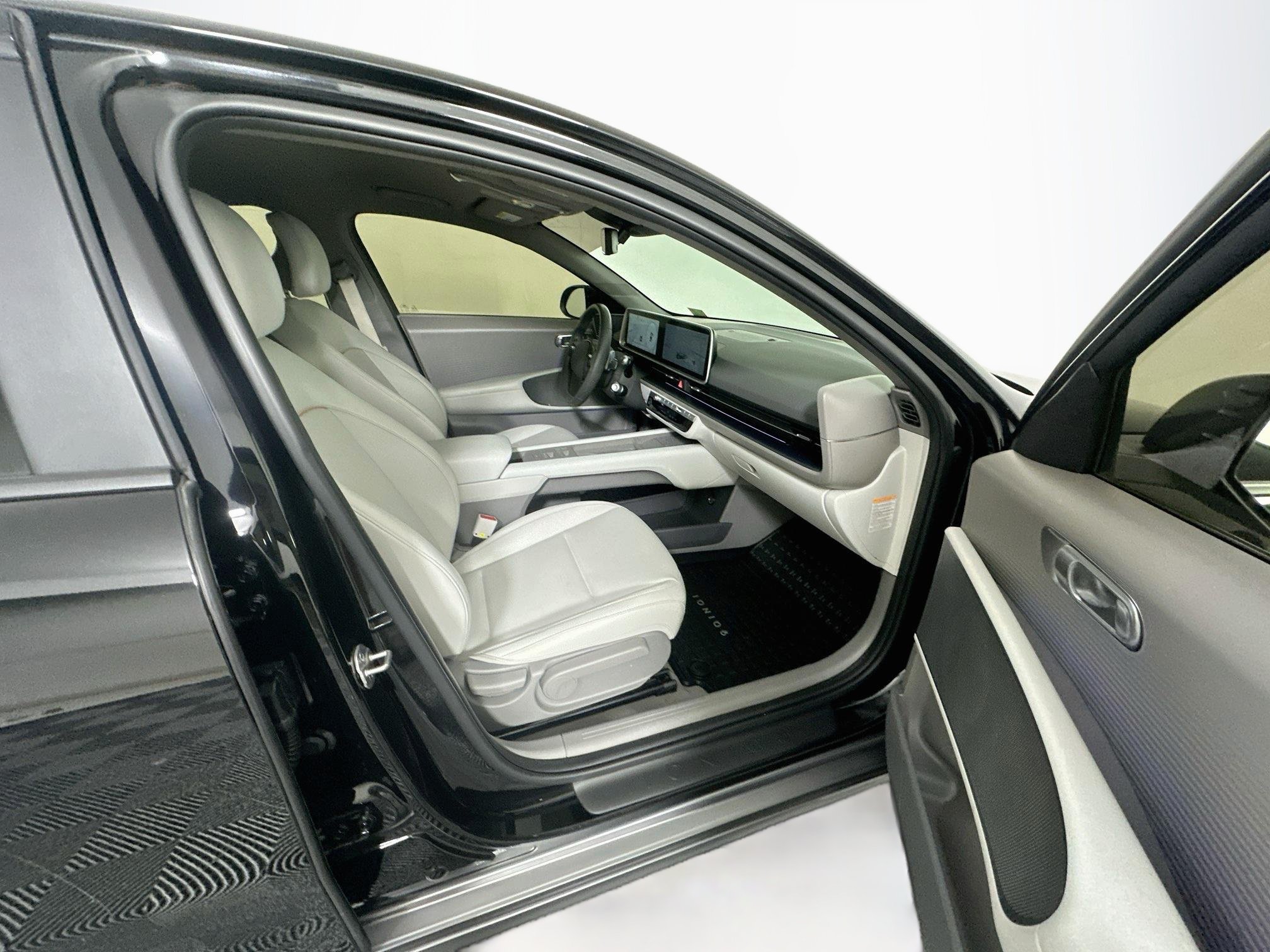 Used 2025 Hyundai Ioniq 6 SEL RWD image 31