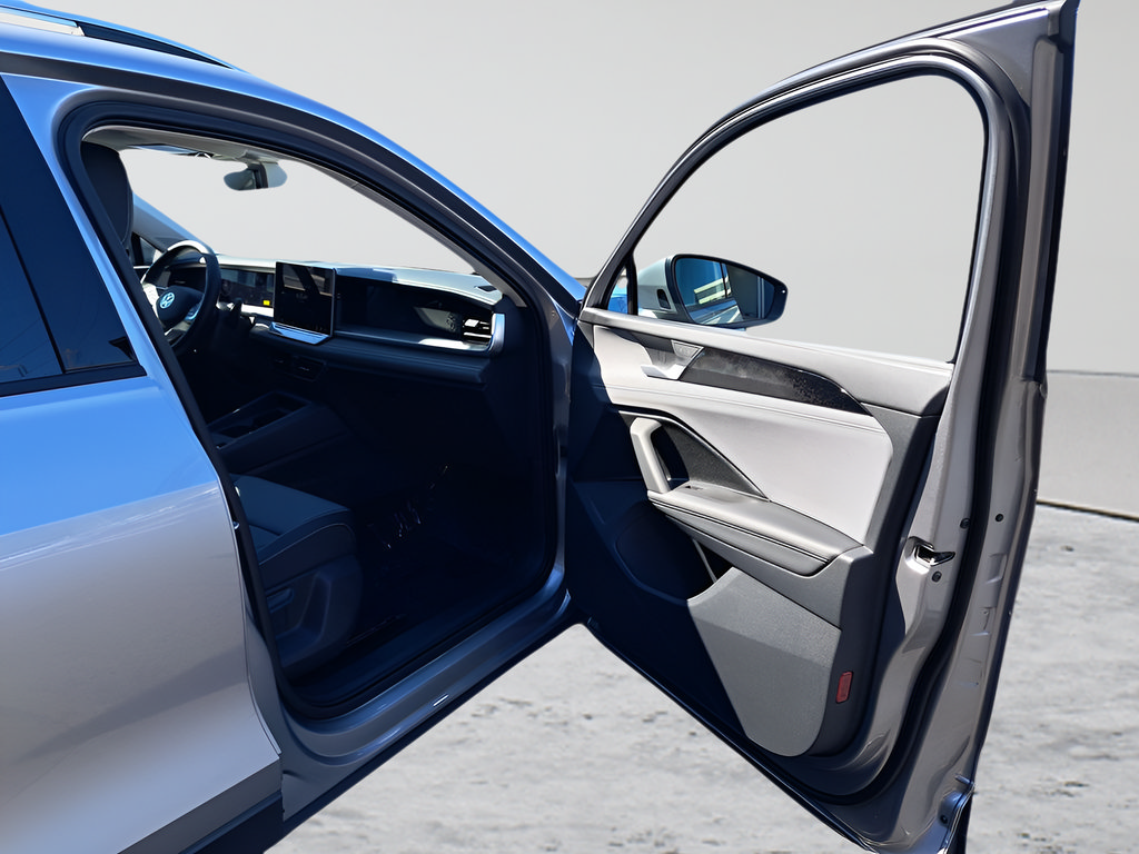 New 2025 Volkswagen Tiguan SE FWD image 17