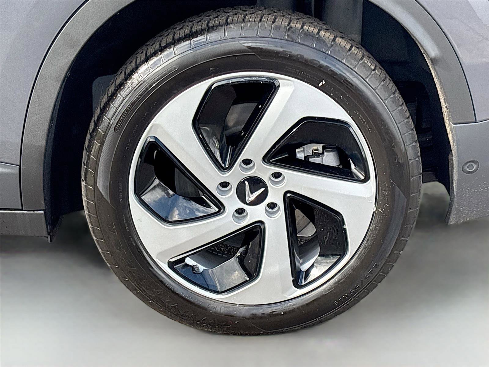 New 2025 VinFast VF 8 Eco image 31