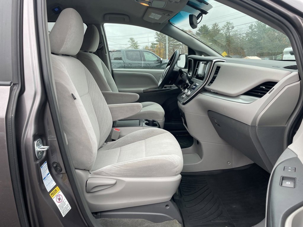 Used 2017 Toyota Sienna LE image 27