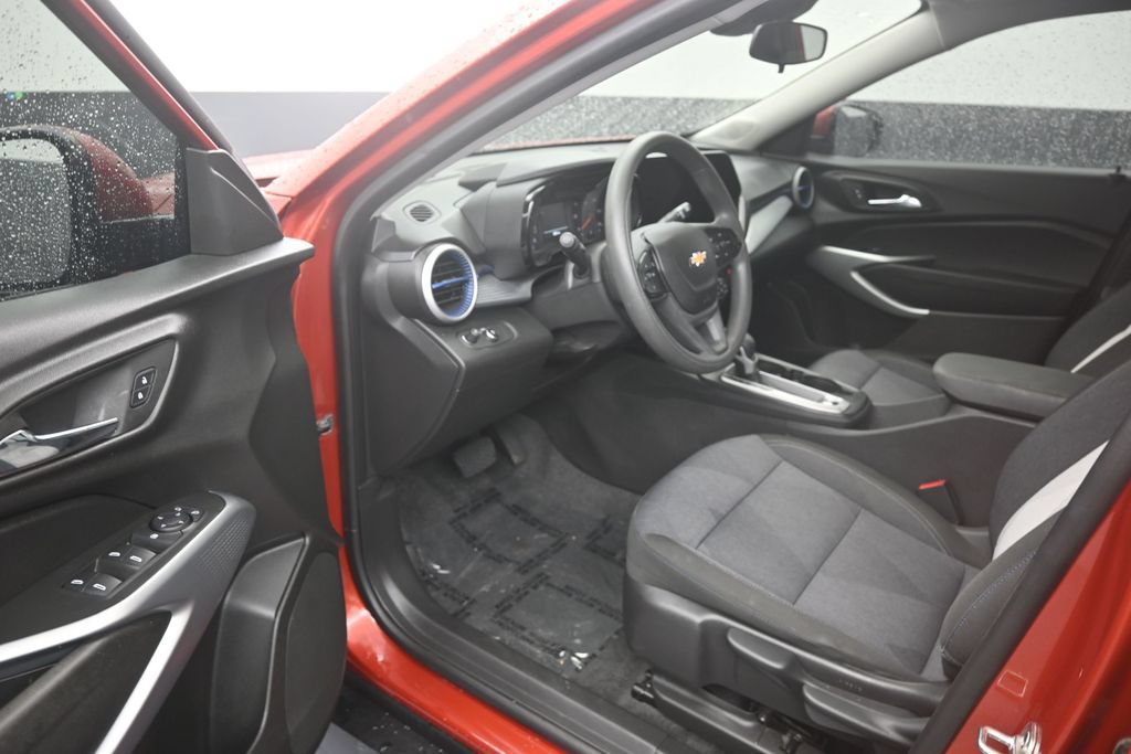 Used 2024 Chevrolet Trax LS w/ LS Convenience Package FWD image 10