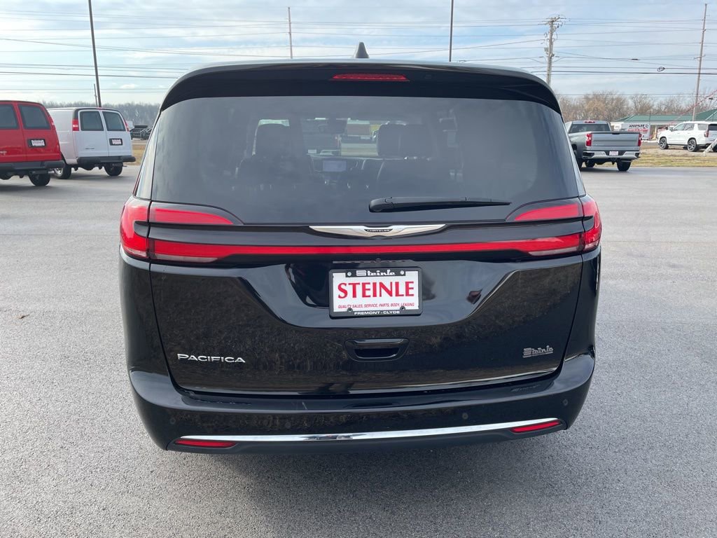 Used 2024 Chrysler Pacifica Touring-L image 6