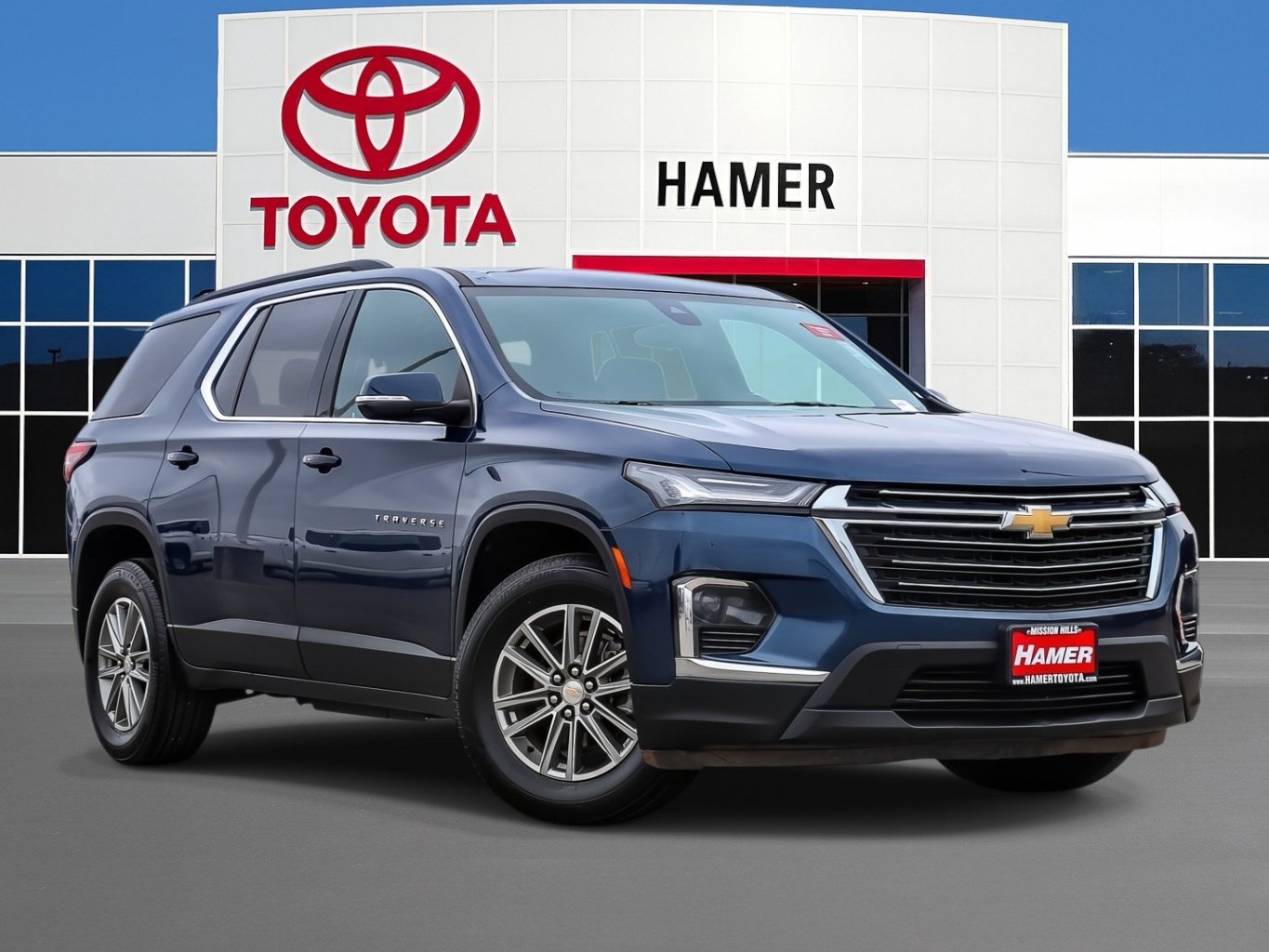 Used 2023 Chevrolet Traverse LT FWD image 1