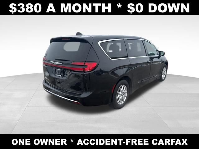 Used 2024 Chrysler Pacifica Touring-L FWD image 5