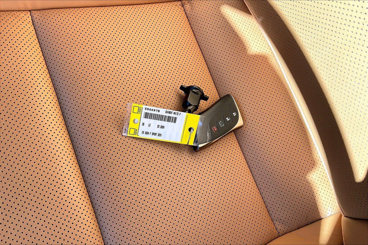 Used 2025 Lexus ES 300h w/ Premium Package FWD image 33