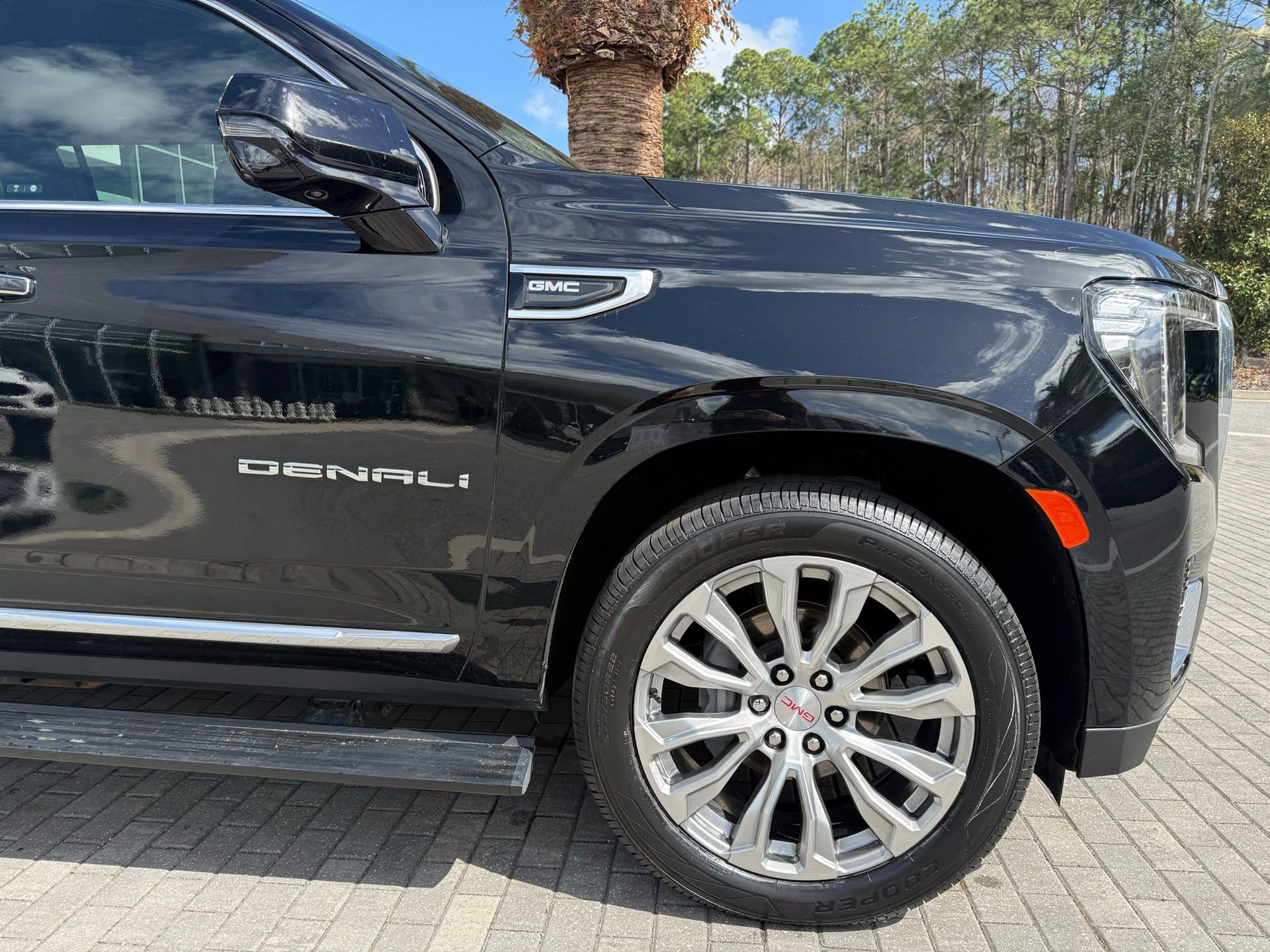 Used 2023 GMC Yukon XL Denali image 6