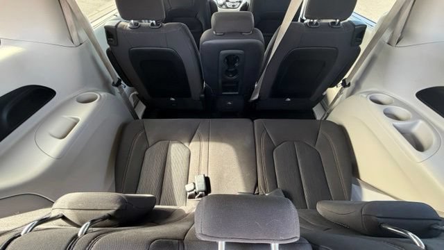 Used 2017 Chrysler Pacifica Touring Plus w/ Tire & Wheel Group FWD image 11