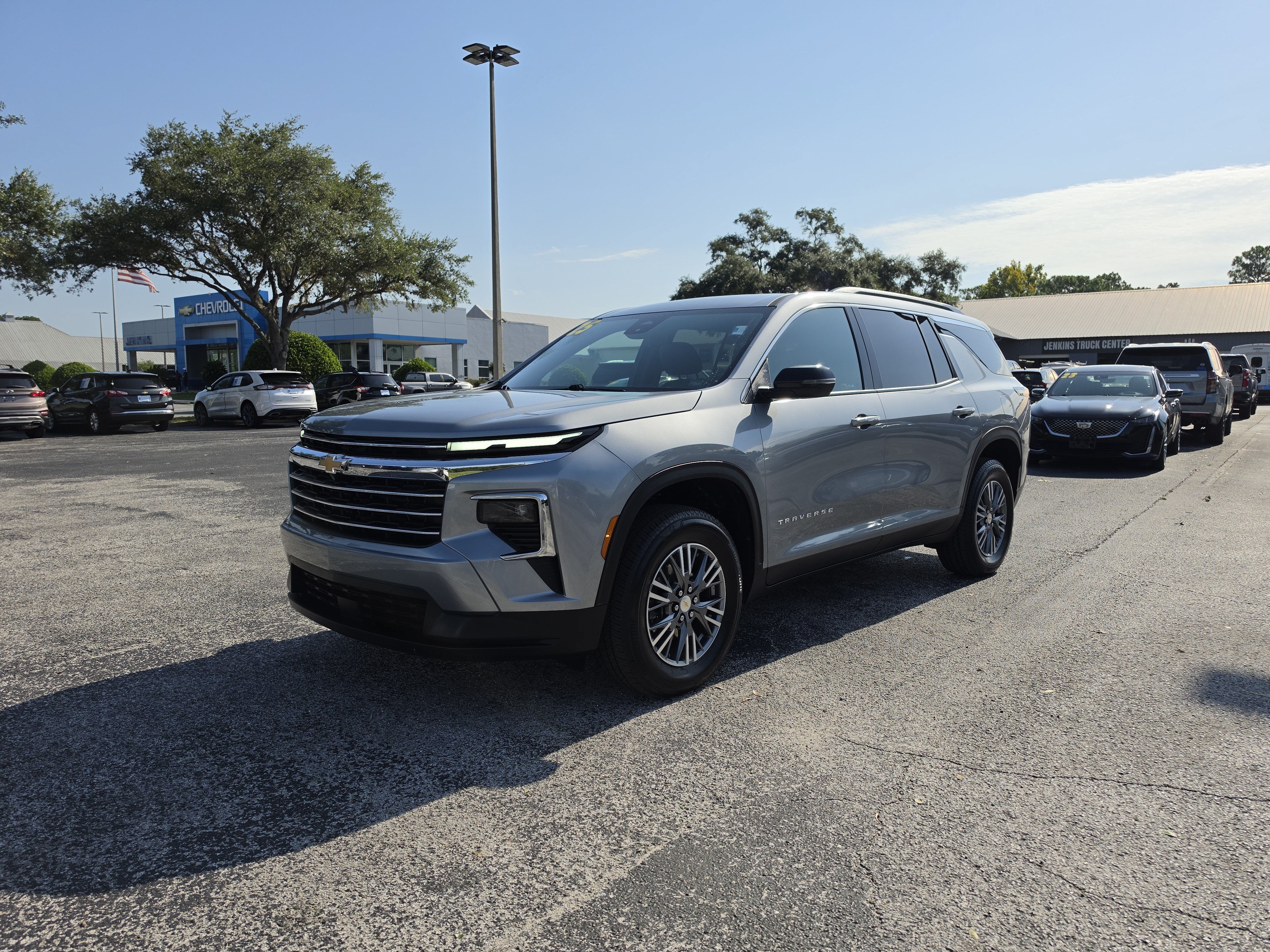 Used 2025 Chevrolet Traverse LT FWD image 11