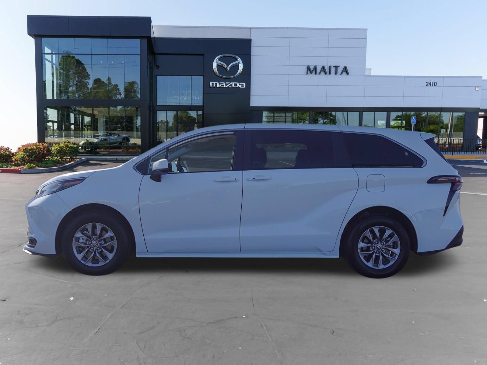 Used 2025 Toyota Sienna LE FWD image 6