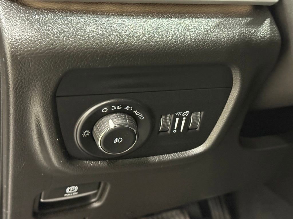 Used 2023 Jeep Grand Cherokee L Limited w/ Luxury Tech Group II image 17