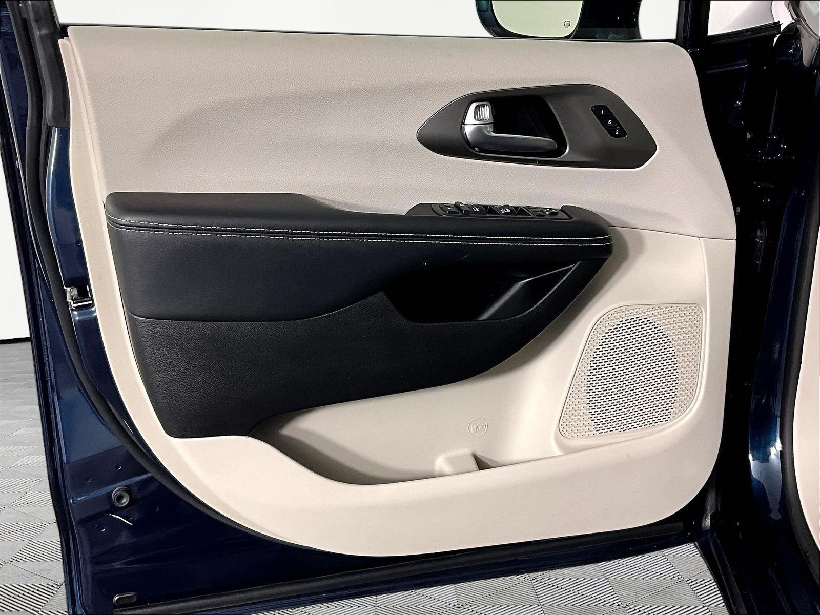 Used 2021 Chrysler Pacifica Touring-L FWD image 20