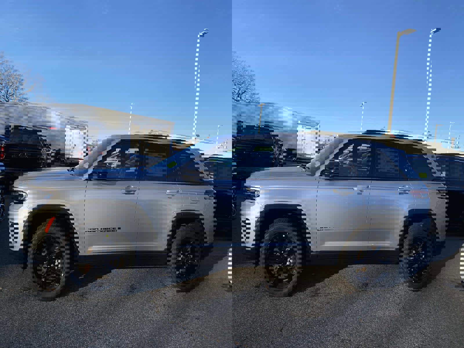 New 2025 Jeep Grand Cherokee Laredo image 2