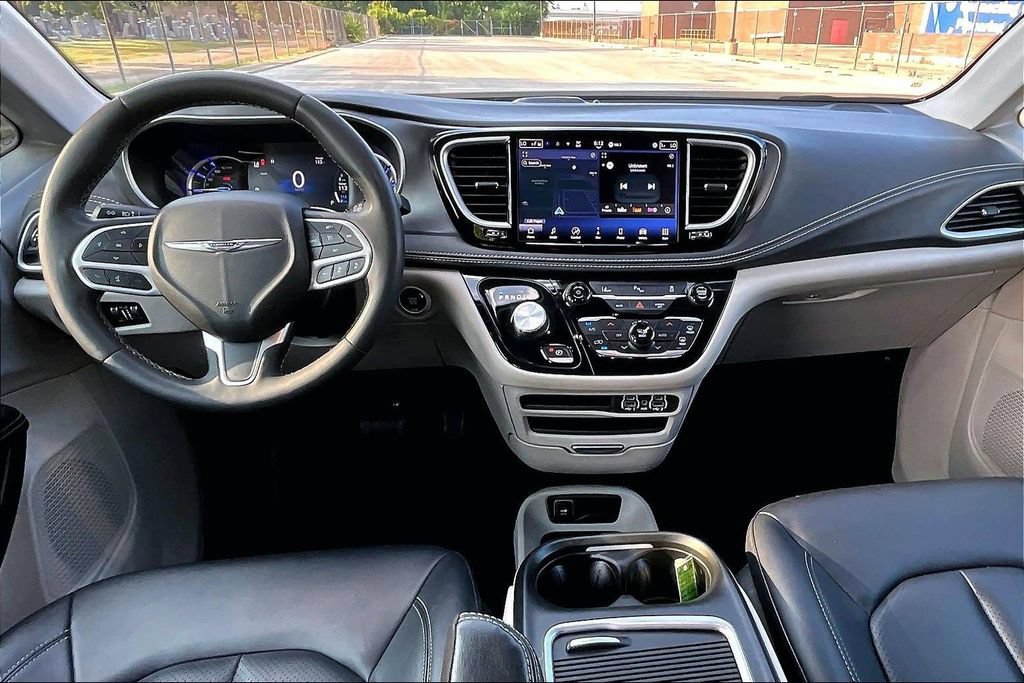 Used 2024 Chrysler Pacifica Limited FWD image 14