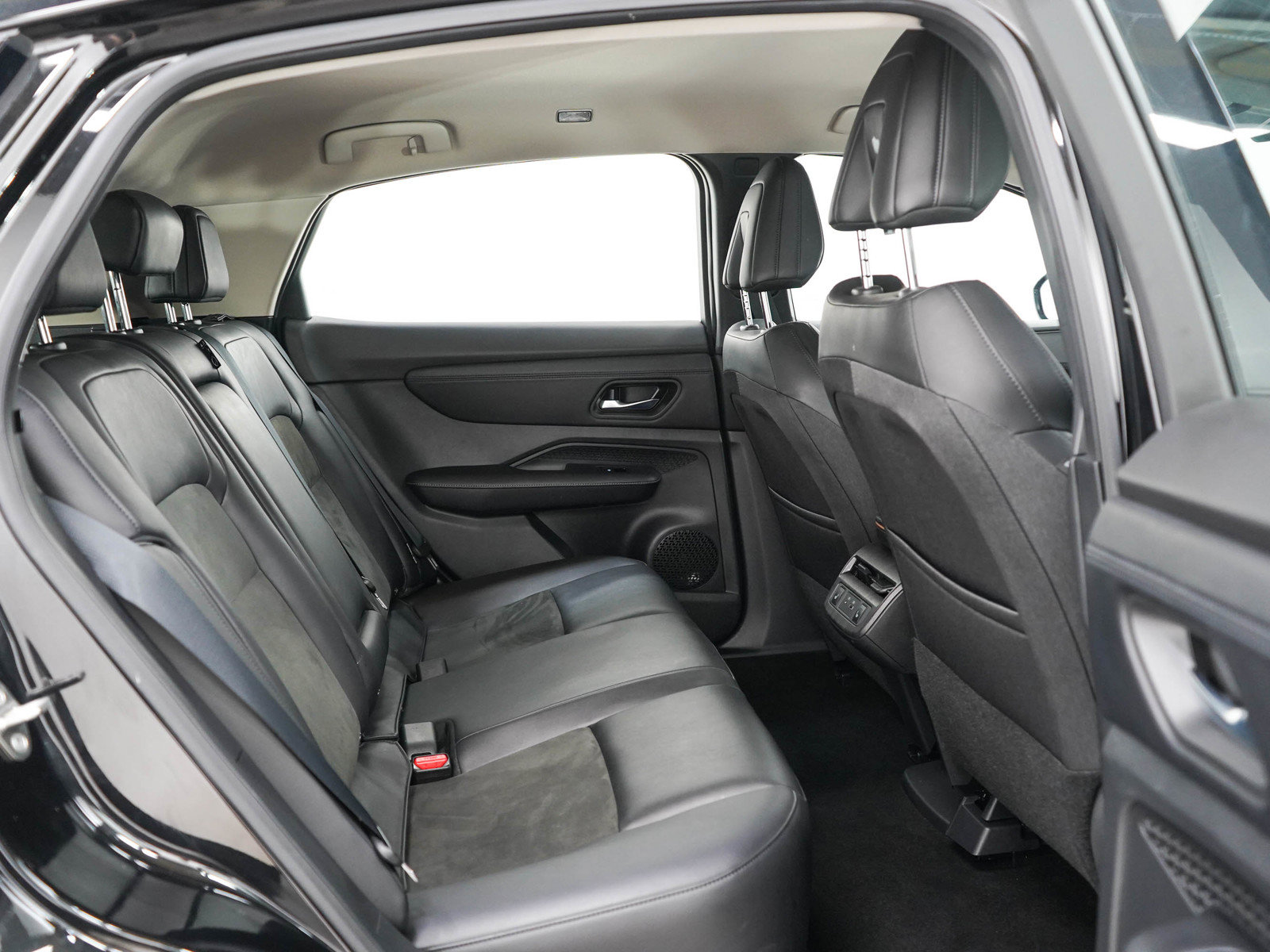 Used 2024 Nissan Ariya AWD image 12