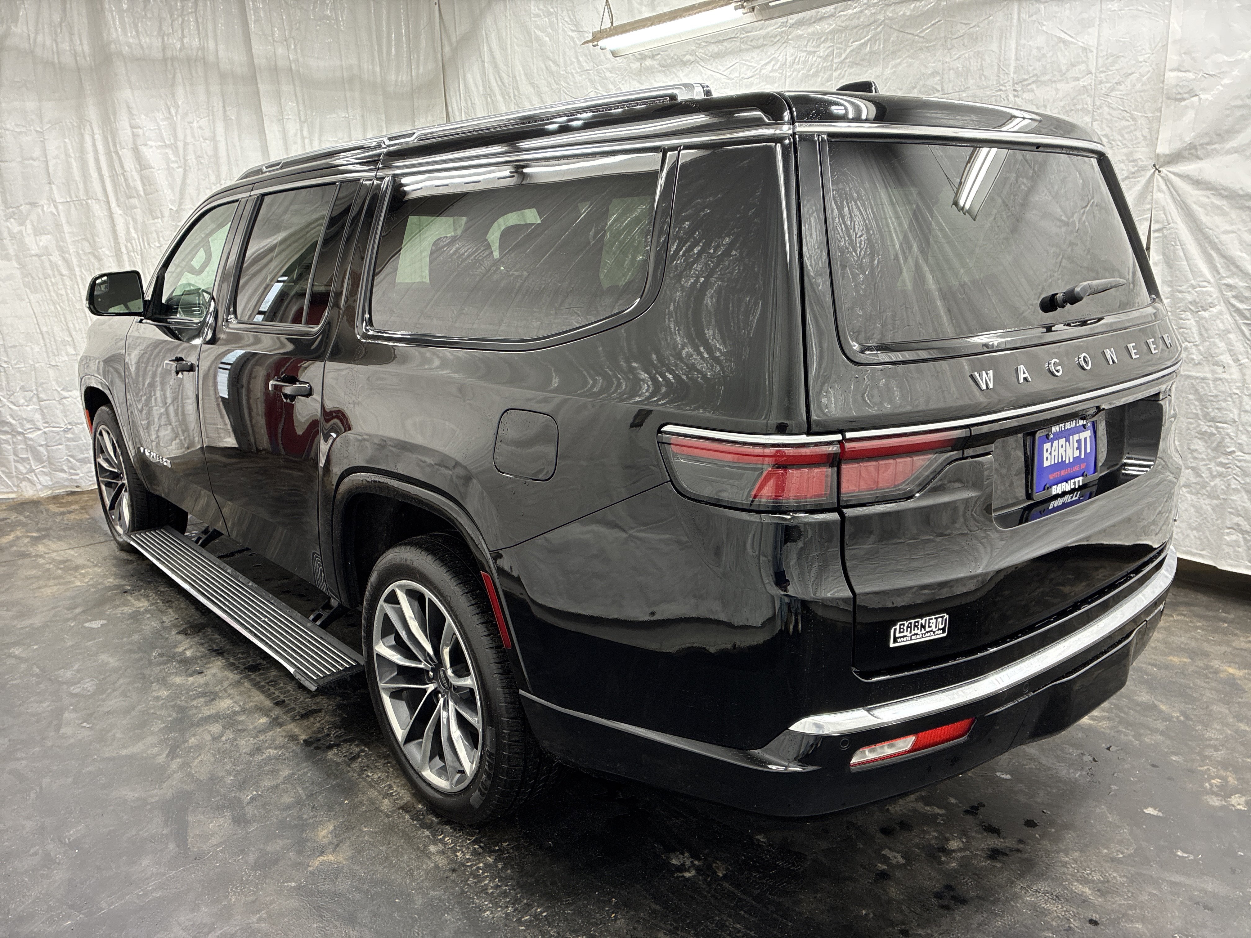 Certified 2024 Jeep Wagoneer L Series III w/ Premium Group I AWD/4WD image 5
