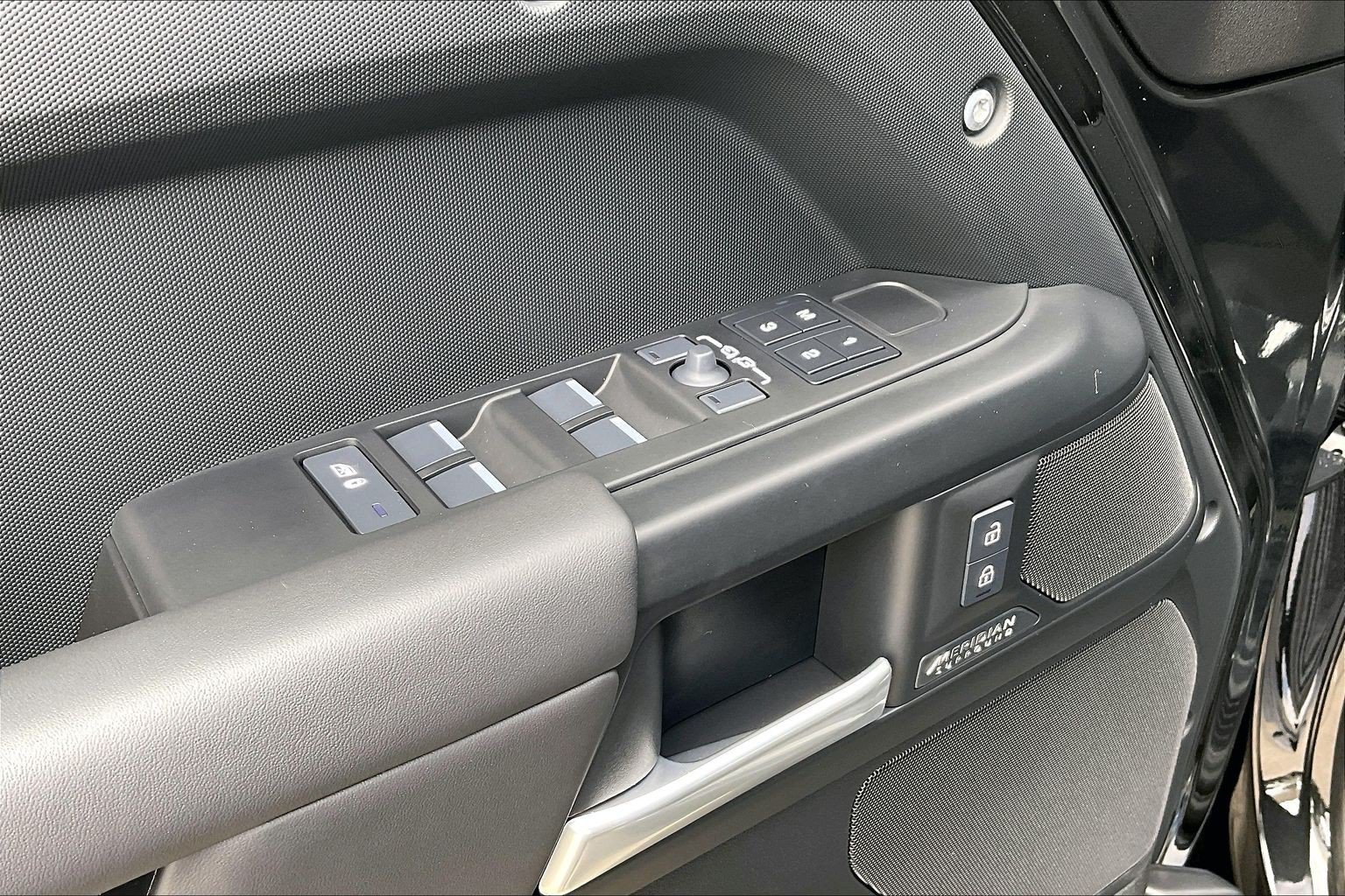 New 2026 Land Rover Defender 110 X-Dynamic SE AWD/4WD image 23