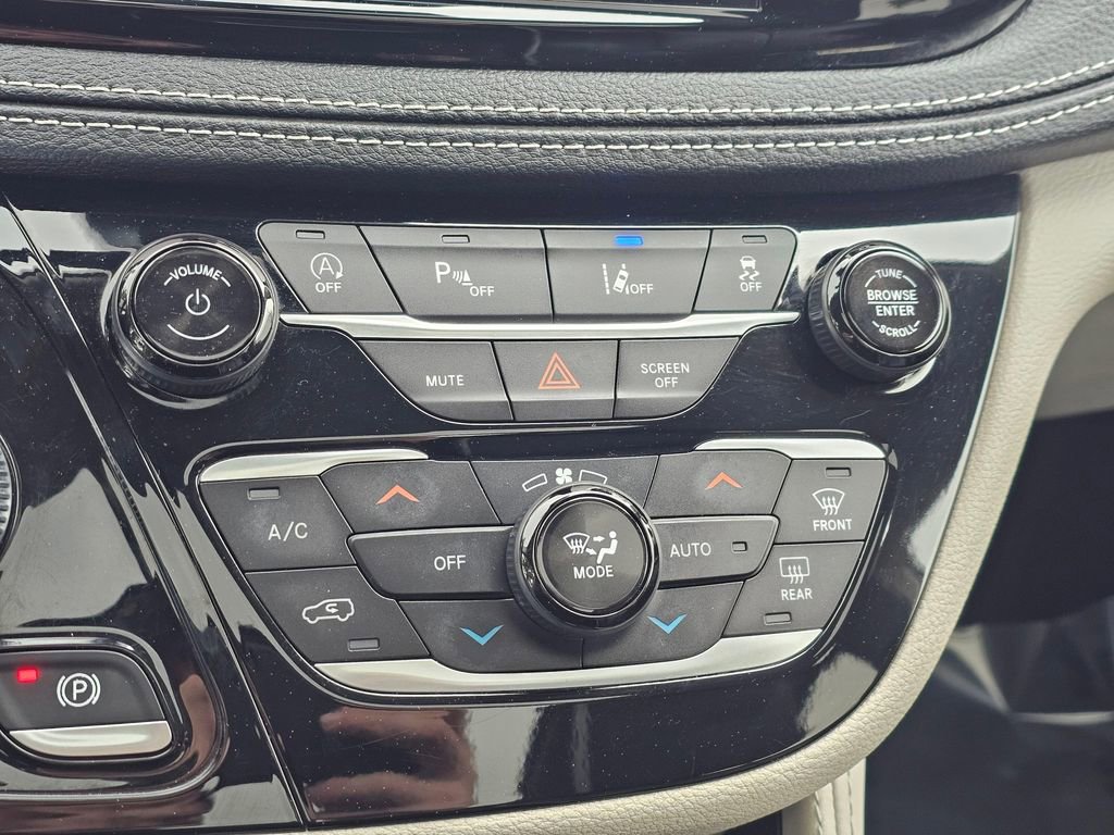 Used 2023 Chrysler Pacifica Limited FWD image 35