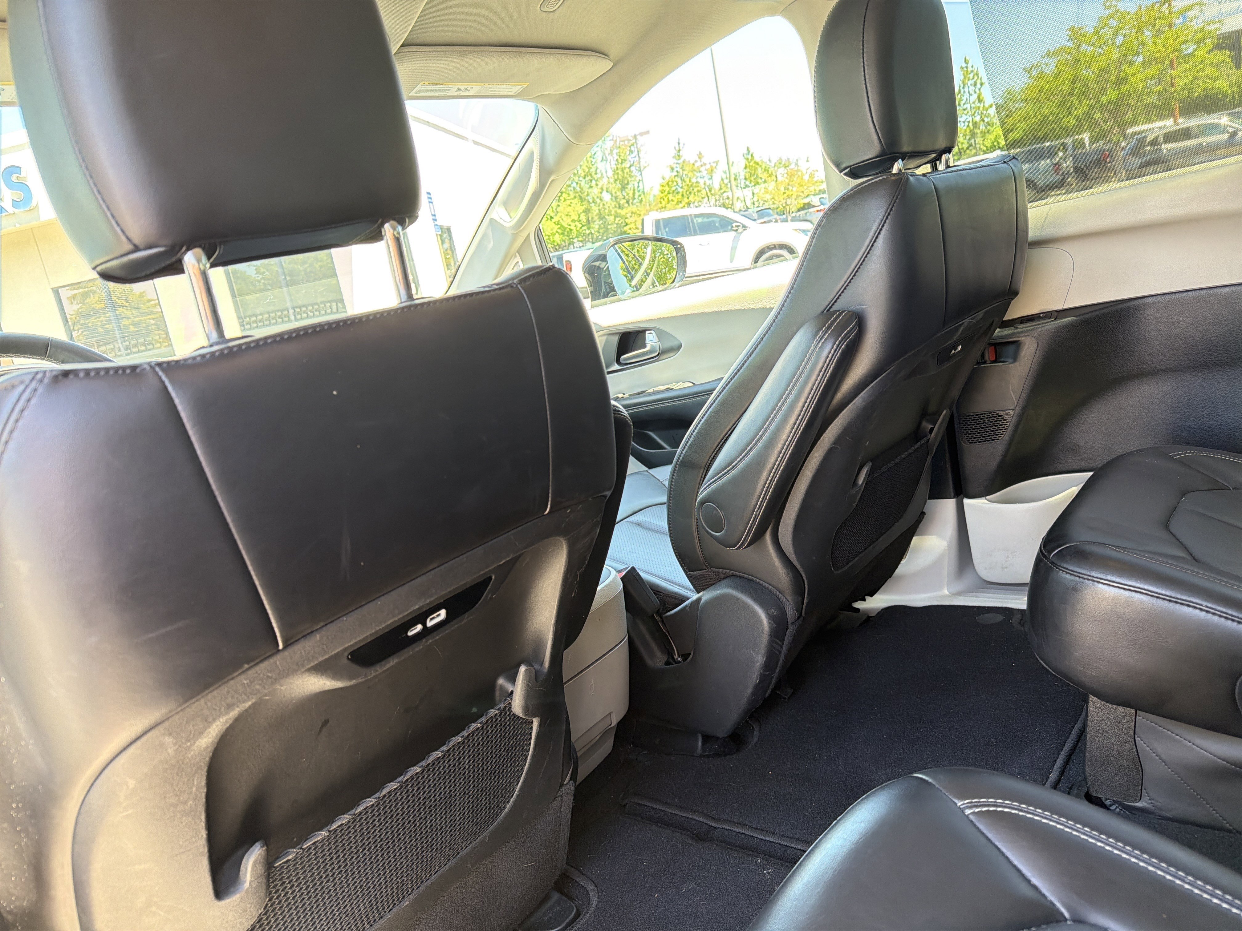 Used 2024 Chrysler Pacifica Touring-L FWD image 18