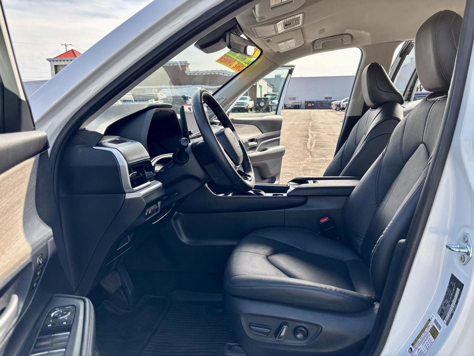 Used 2024 Toyota Grand Highlander Limited AWD/4WD image 2