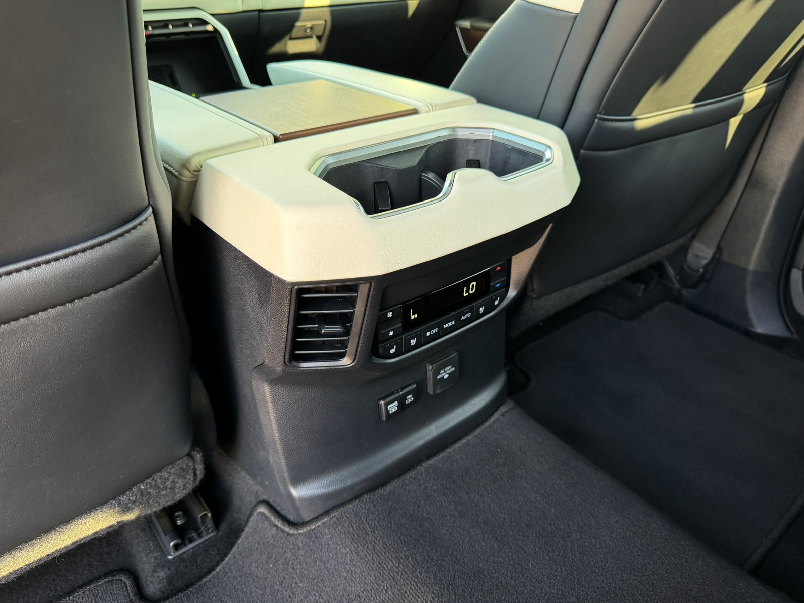 Used 2023 Toyota Sequoia Capstone AWD/4WD image 29