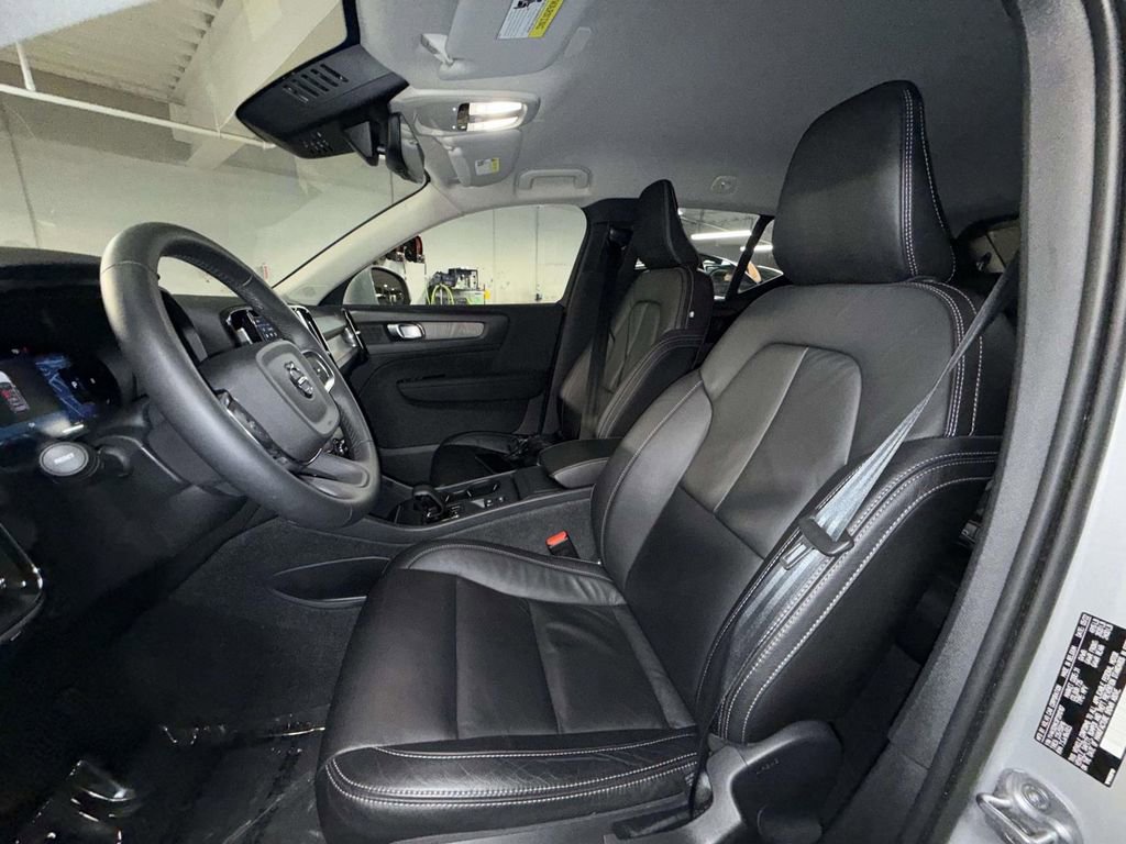 Used 2023 Volvo XC40 B4 Core w/ Convenience Package FWD image 2