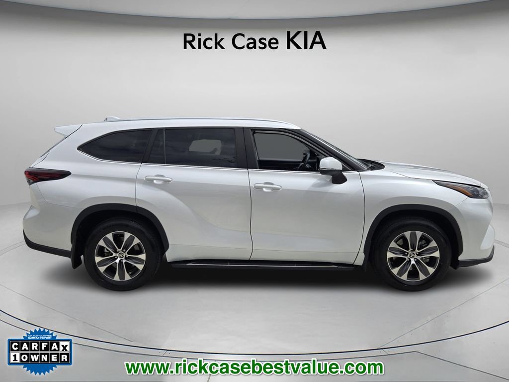 Used 2024 Toyota Highlander XLE image 4