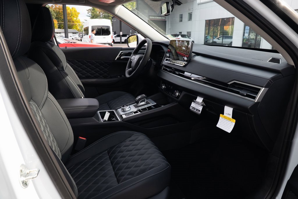 New 2025 Mitsubishi Outlander SEL image 25