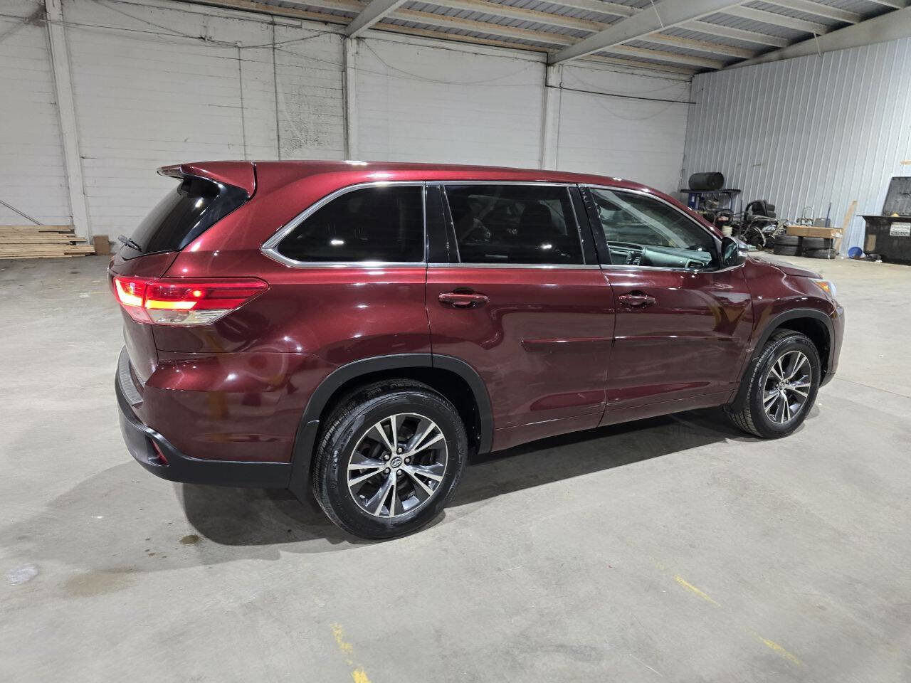 Used 2017 Toyota Highlander LE AWD/4WD image 13