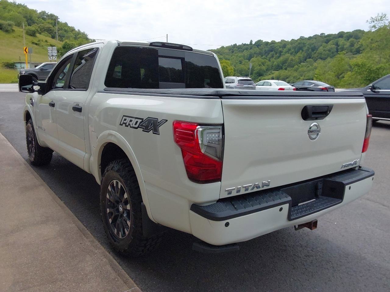 Used 2017 Nissan Titan PRO-4X w/ Pro-4x Convenience Package AWD/4WD image 8
