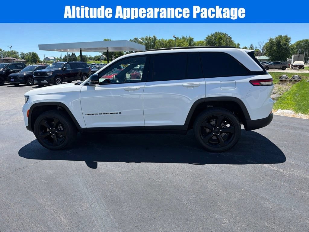 Used 2023 Jeep Grand Cherokee Altitude AWD/4WD image 7