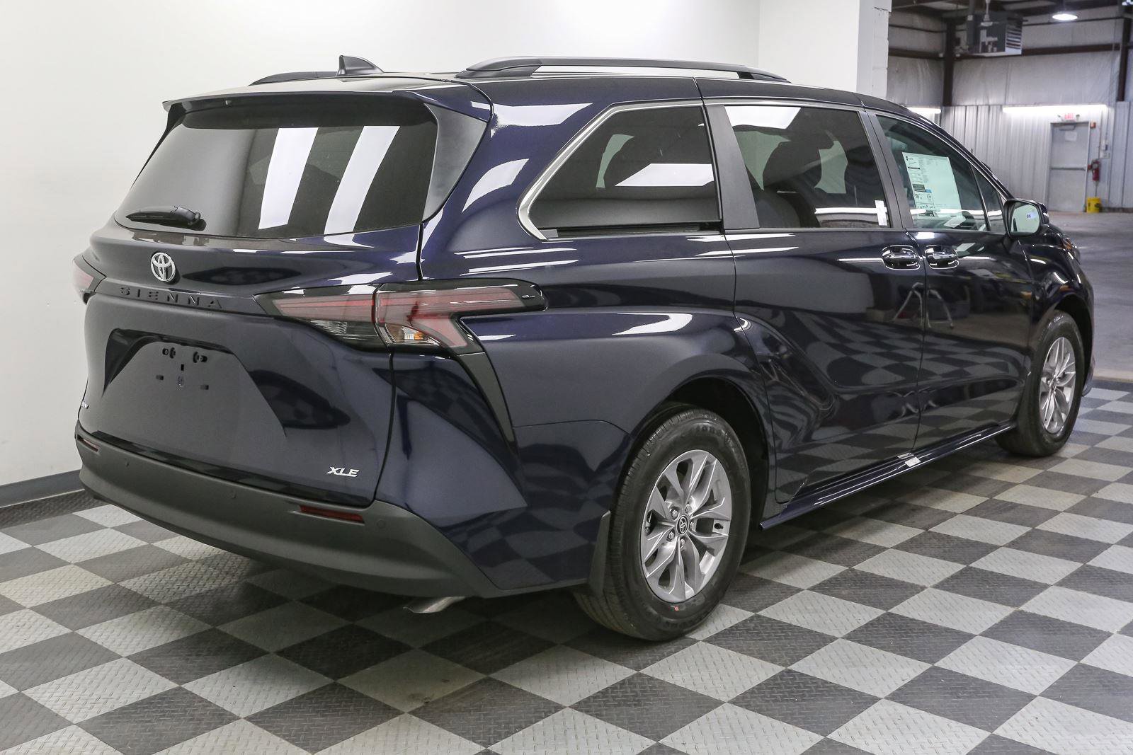 New 2026 Toyota Sienna XLE FWD image 7