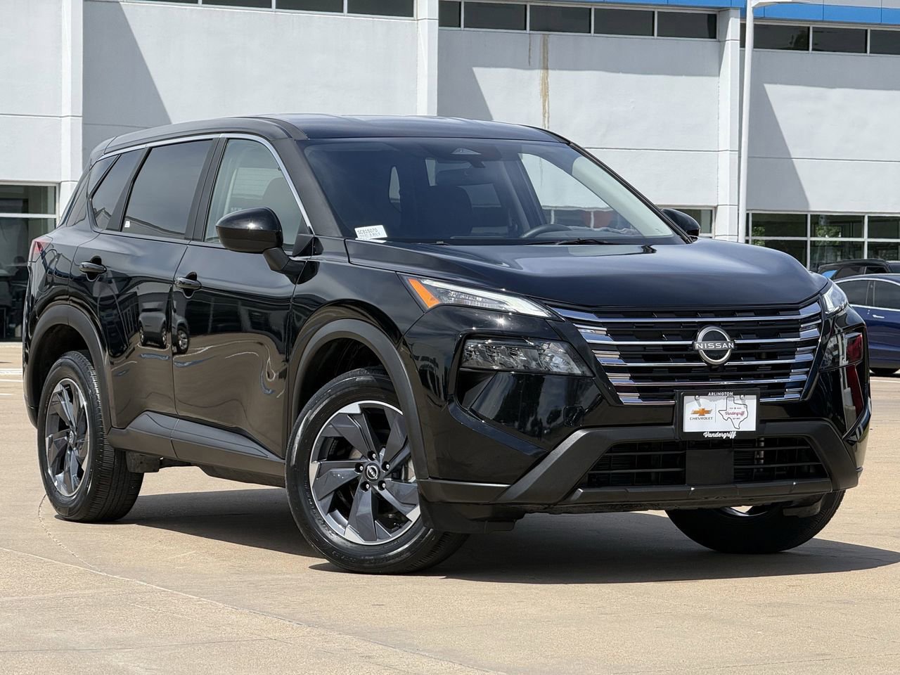 Used 2025 Nissan Rogue SV image 2