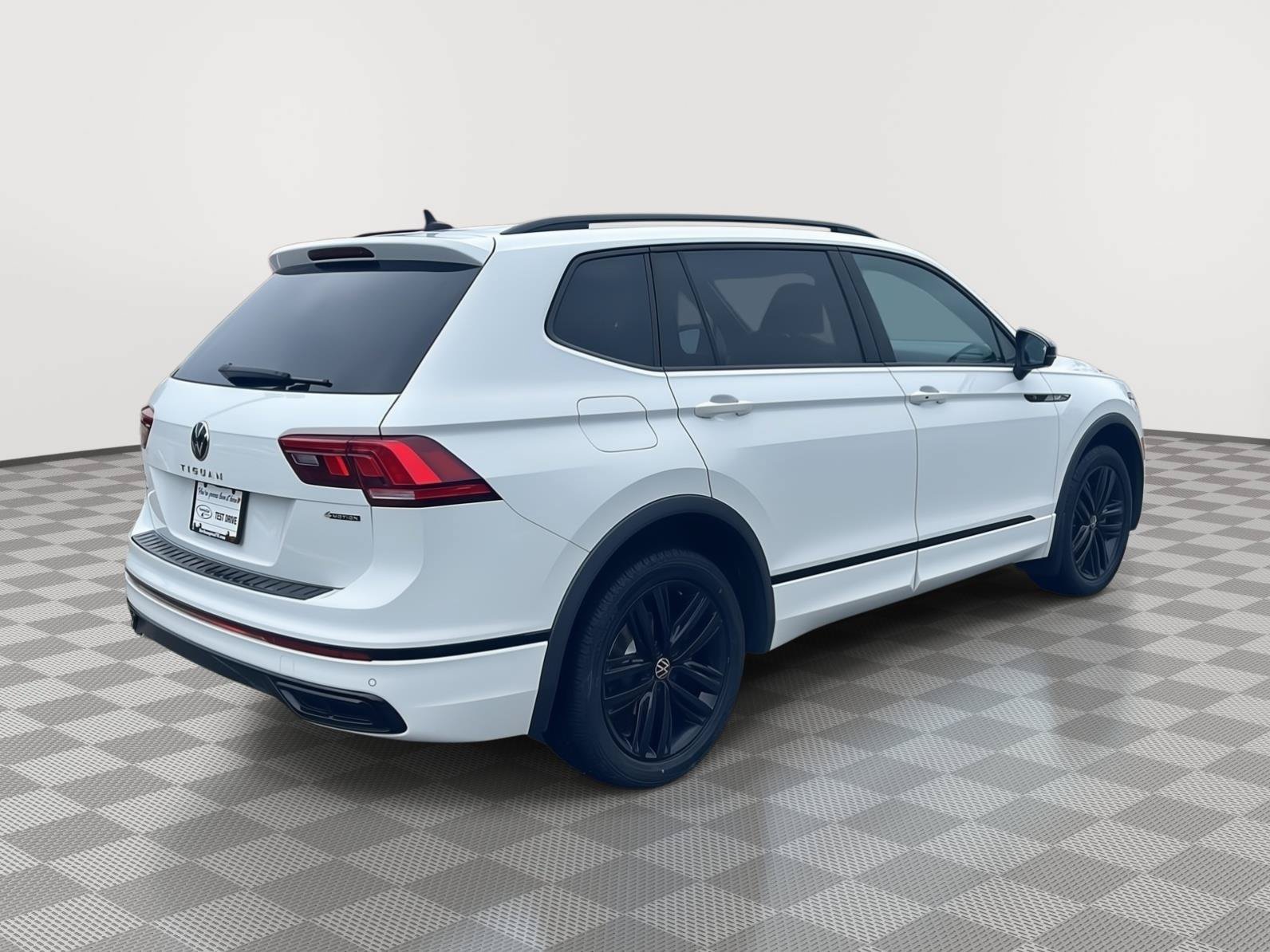 Used 2022 Volkswagen Tiguan SE R-Line AWD/4WD image 6