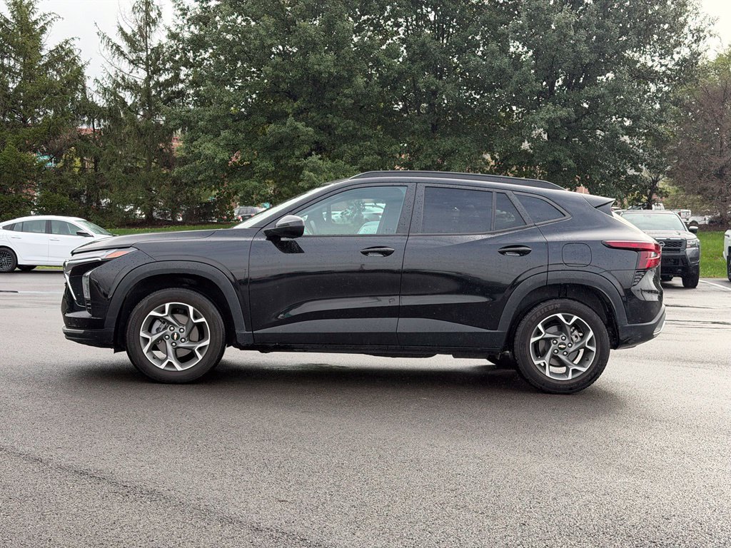 Used 2025 Chevrolet Trax LT FWD image 3