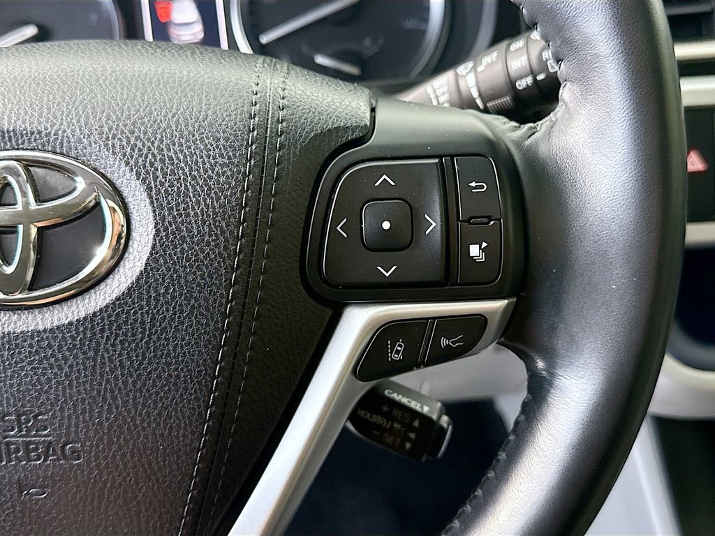 Used 2018 Toyota Highlander Limited FWD image 12