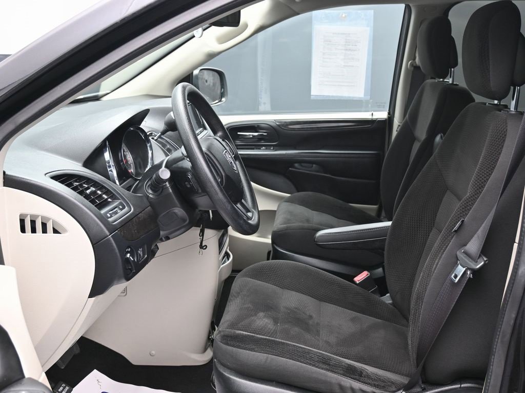 Used 2018 Dodge Grand Caravan SE w/ UConnect Hands-Free Group image 14